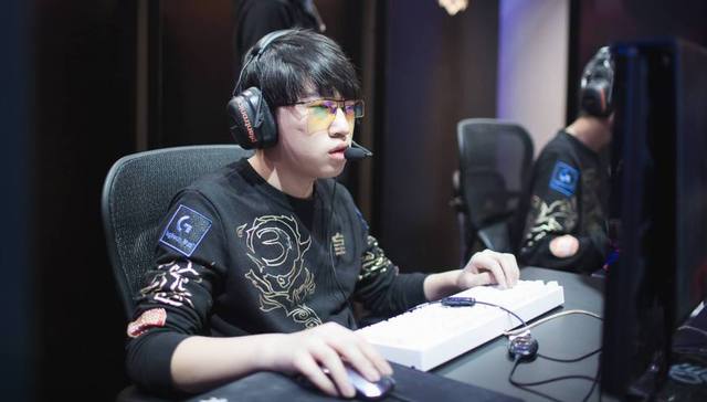 帮助他在与 帮助他在与