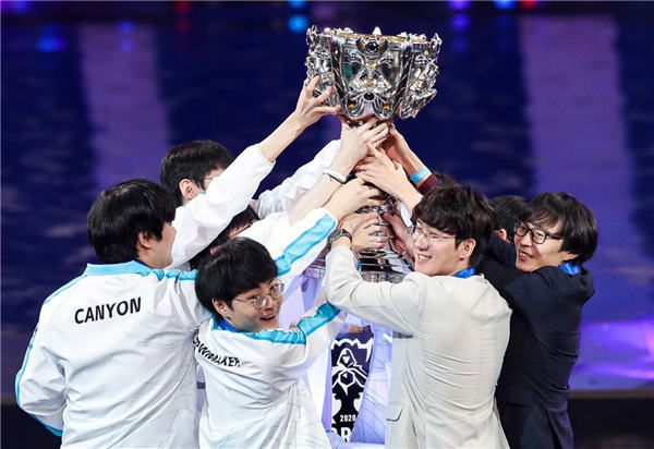 8年给予特 8年给予特